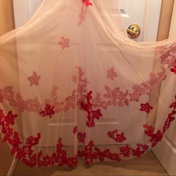 RED/CREAM LACE PROM DRESS - Picture 5 of 6